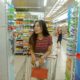 chica comprando en un supermercado